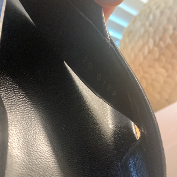 Louis Vuitton MIRABEAU THONG SANDALS - Picture 12 of 14
